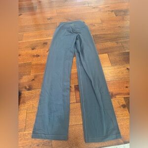 Aritizia grey flare leggings